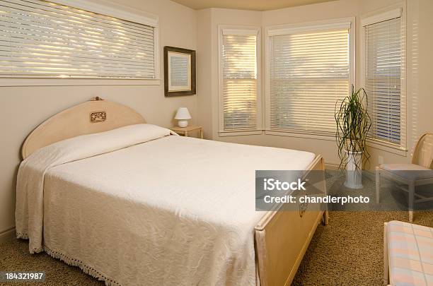 Dormitorio Principal Con Alfombra Foto de stock y más banco de imágenes de Arquitectura - Arquitectura, Autoridad, Cabecera de la cama