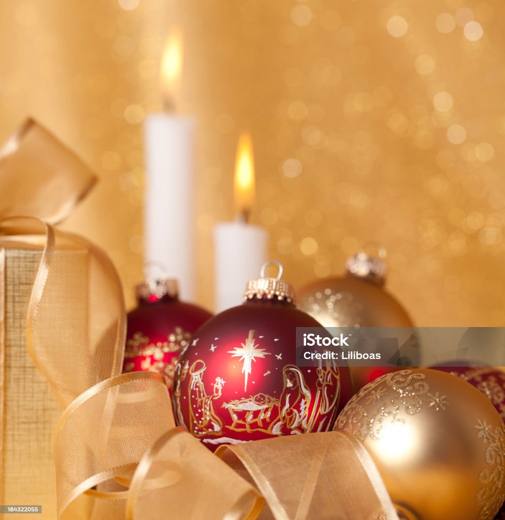 Рождественский вертеп украшения и рождественские свечи - Стоковые фото Рождественский вертеп роялти-фри