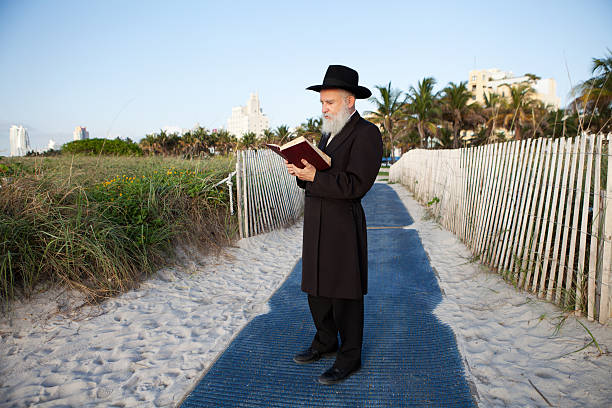 rabino rezar na praia - hasidism imagens e fotografias de stock