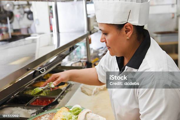 Bereiten Sie In Der Küche Der Mexikanischen Restaurant Stockfoto und mehr Bilder von Burritos