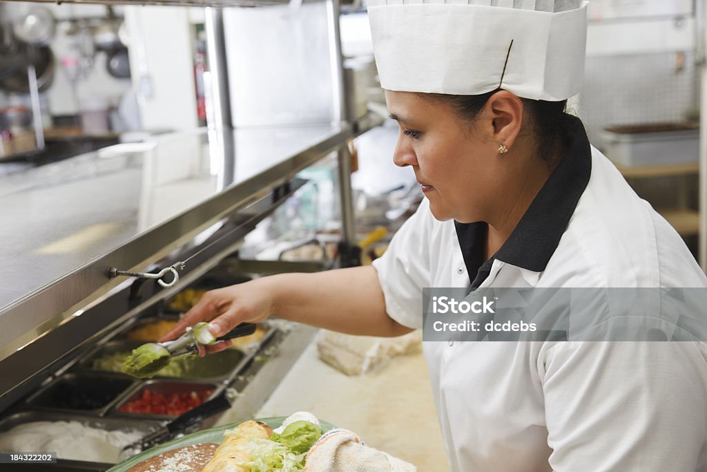 Cocinar en la cocina del restaurante mexicano - Foto de stock de Burrito - Alimento libre de derechos
