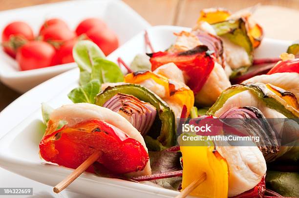 Spiedino Di Pollo Spiedino Con Peperoni E Cipolle Su Bianco Piatto - Fotografie stock e altre immagini di Alla griglia