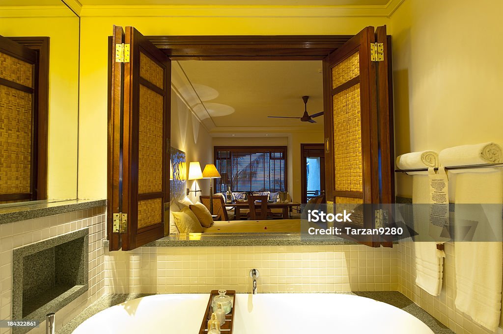 Quarto de hotel de luxo - Foto de stock de Banheira royalty-free