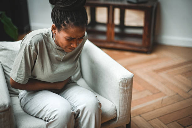 woman is sick (stomachache) - prikkelbaredarmsyndroom-fotos stockfoto's en -beelden