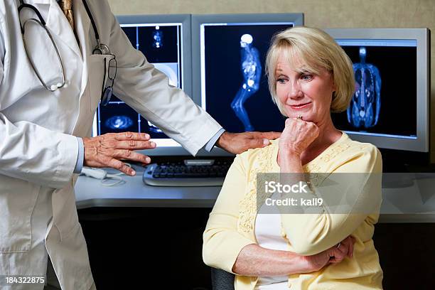 Arzt Und Patient Mit Medizinisches Scannen Im Hintergrund Stockfoto und mehr Bilder von Arzt
