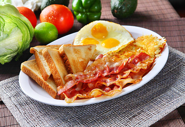 bacon & tosty - breakfast eggs plate bacon zdjęcia i obrazy z banku zdjęć