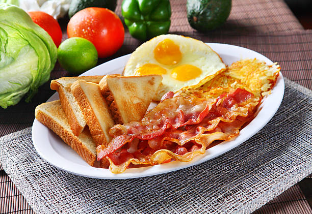 bacon & torrada - breakfast eggs plate bacon - fotografias e filmes do acervo