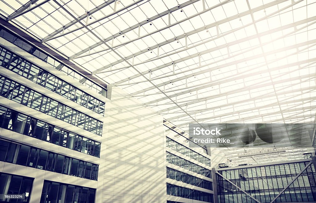 Futuristico tetto in una moderna hall - Foto stock royalty-free di Acciaio
