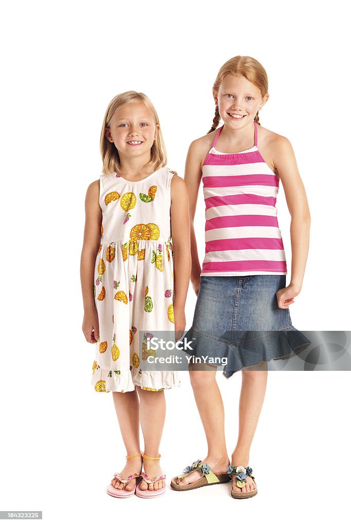 Preteen niñas adolescentes felices sonriendo sobre fondo blanco - Foto de stock de Fondo blanco libre de derechos