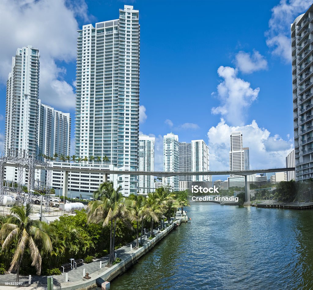 Río paisaje de la ciudad de Miami, con condominios, que s'alza imponente sobre Palms - Foto de stock de Río Miami - Florida libre de derechos