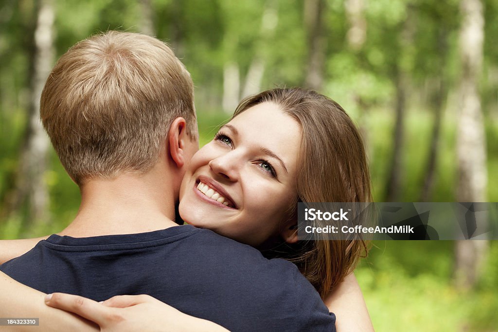Casal de jovem abraçando pessoas - Foto de stock de Abraçar royalty-free