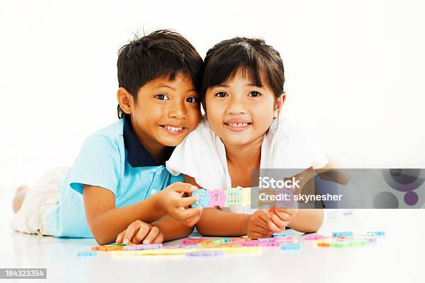 Hermosa Asiática Niños Están Recostadas En El Piso Foto de stock y más banco de imágenes de Cultura tailandesa