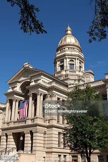 Wyoming State Capitol Gebäude In Cheyenne Stockfoto und mehr Bilder von Cheyenne - Wyoming - Cheyenne - Wyoming, Amerikanische Flagge, Architektonische Säule