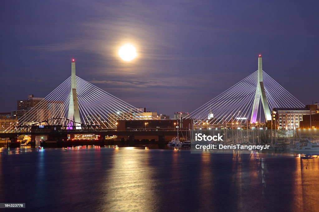 Pełnia w Bostonie - Zbiór zdjęć royalty-free (Leonard P. Zakim Bunker Hill Bridge)