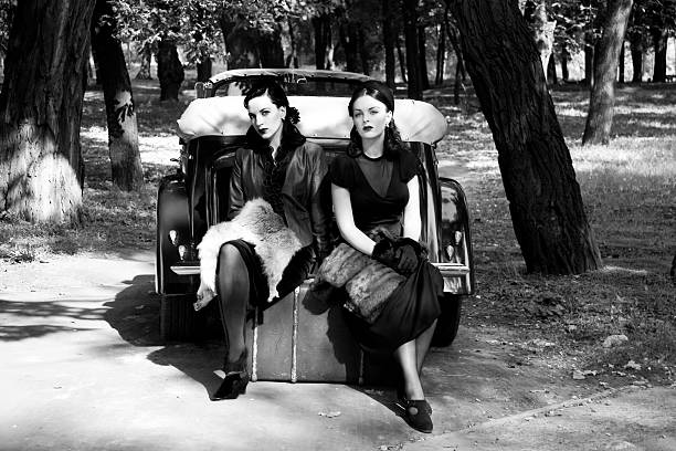 o estilo da década de 1940. uma viagem pela estrada. - cute young adult adult 20s - fotografias e filmes do acervo