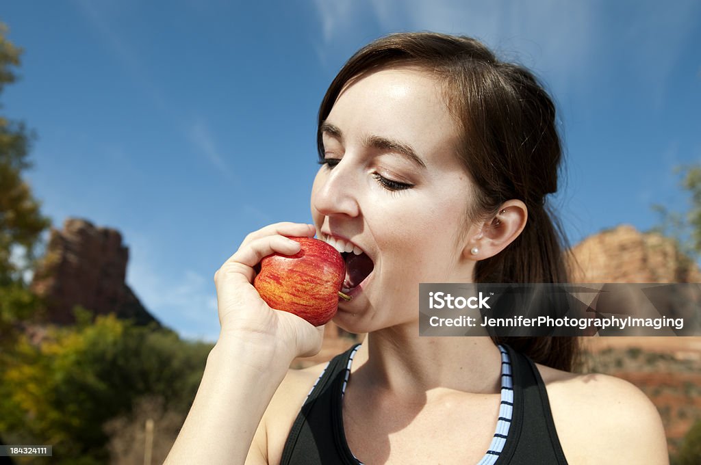 Kobieta z Apple sportowca - Zbiór zdjęć royalty-free (20-24 lata)