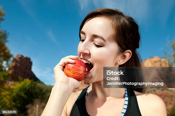 Kobieta Z Apple Sportowca - zdjęcia stockowe i więcej obrazów 20-24 lata - 20-24 lata, Brązowe oczy, Brązowe włosy