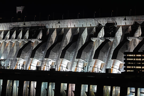 zapora itaipu w nocy - itaipu dam zdjęcia i obrazy z banku zdjęć