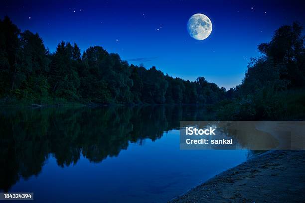 Aufgehenden Mondes Über Waldfluss Stockfoto und mehr Bilder von Fluss - Fluss, Mond, Mondoberfläche