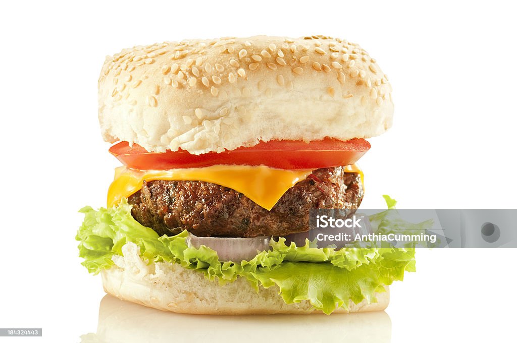 Cheeseburger mit Zwiebeln, Tomaten und Salat, isoliert auf weiss - Lizenzfrei Brotsorte Stock-Foto