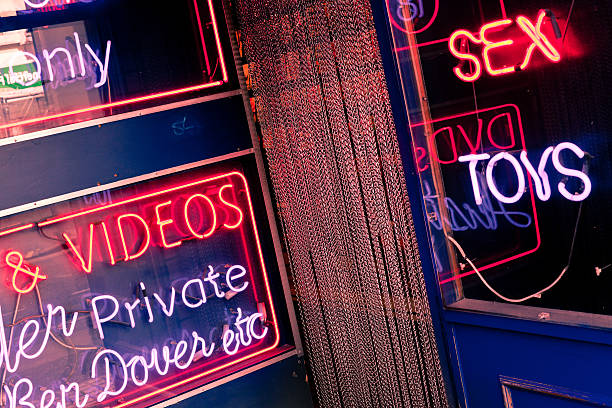 sex shop a soho, a londra, il quartiere a luci rosse - prostitution night horizontal outdoors foto e immagini stock