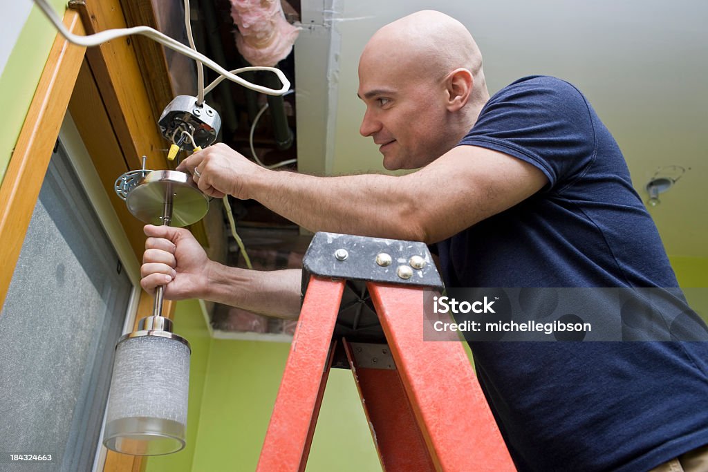 남자가 사다리 및 퍼팅 한 단궤 - 로열티 프리 DIY 스톡 사진