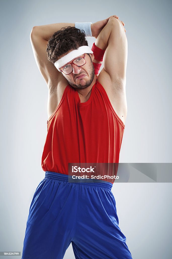 Nerdy спортсмен, забавная во время тренировки упражнения на растяжку - Стоковые фото 20-29 лет роялти-фри