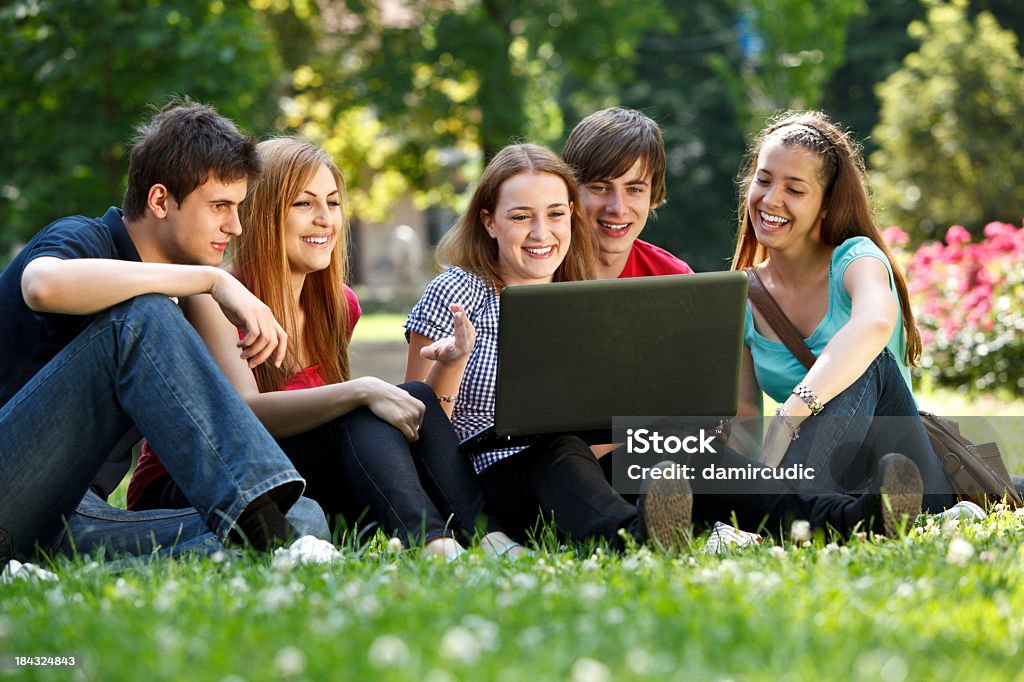 Groupe d'étudiants de l'université à l'aide d'ordinateur portable en plein air - Photo de Adolescence libre de droits