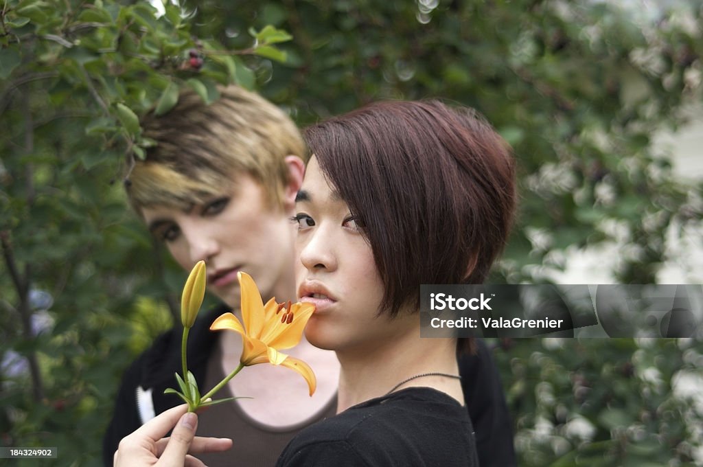 Jovem gay masculino casal no jardim. - Foto de stock de 18-19 Anos royalty-free