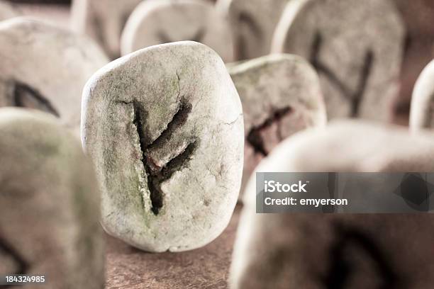 Rune Steinen Stockfoto und mehr Bilder von Stein - Fels - Stein - Fels, Druidentum, Farbbild