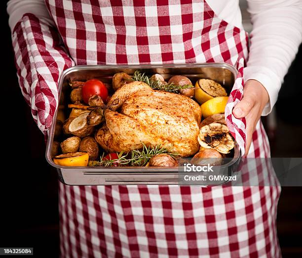 Gebratenes Huhn Mit Gemüse In Gebratene Tin Stockfoto und mehr Bilder von Brathähnchen - Brathähnchen, Ansicht aus erhöhter Perspektive, Dunkel