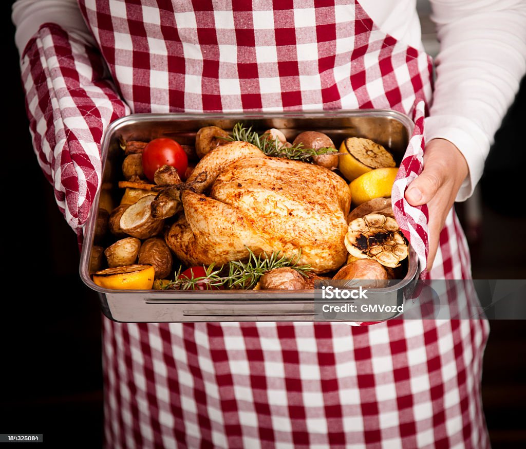 Poulet rôti avec des légumes à rôtir Tin - Photo de Poulet rôti libre de droits