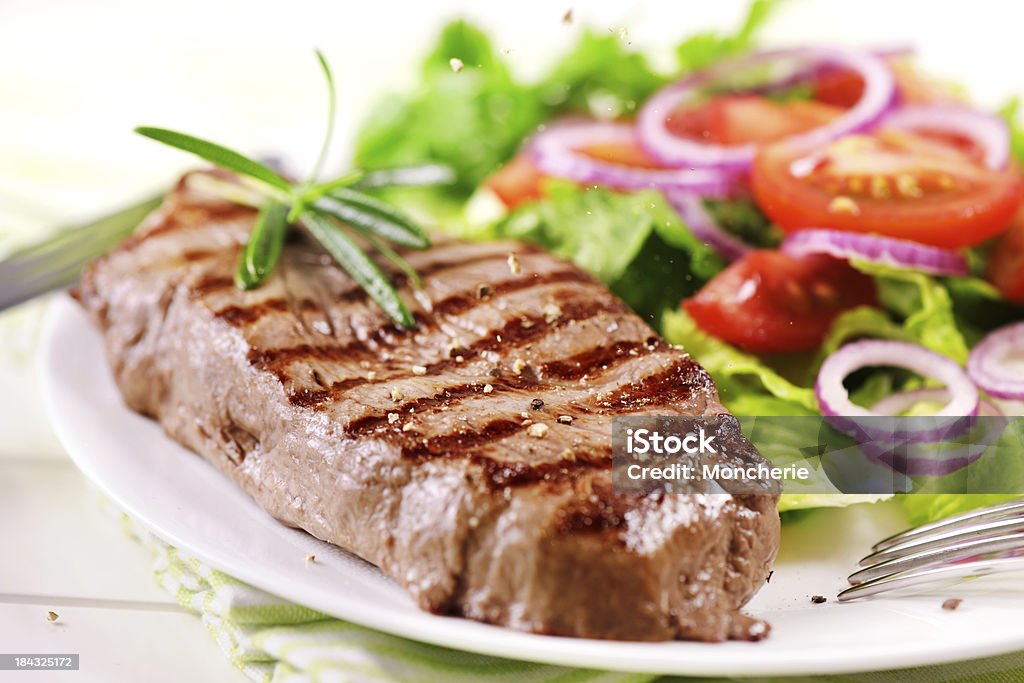 steak grillé avec salade - Photo de Salade composée libre de droits