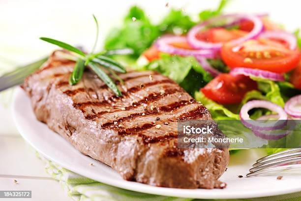 Photo libre de droit de Steak Grillé Avec Salade banque d'images et plus d'images libres de droit de Salade composée - Salade composée, Bifteck, Viande