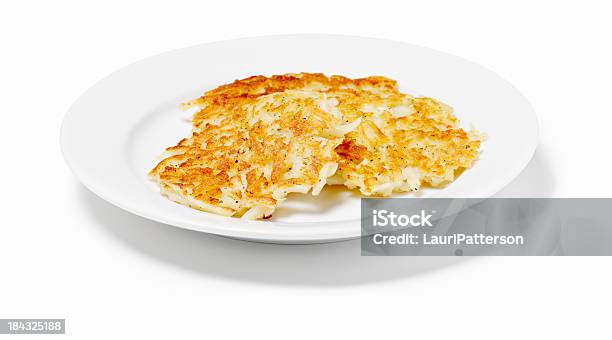 Batata Panquecas Em Uma Placa Sobre Fundo Branco - Fotografias de stock e mais imagens de Picado de Carne Castanho - Picado de Carne Castanho, Latke, Figura para recortar