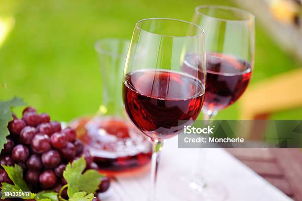 Красное Вино И Виноград — стоковые фотографии и другие картинки Алкоголь - напиток - Алкоголь - напиток, Без людей, Весна