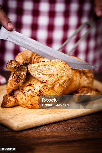 Entalhar Frango Assado - Fotografias de stock e mais imagens de Frango Assado - Frango Assado, Alecrim, Assado