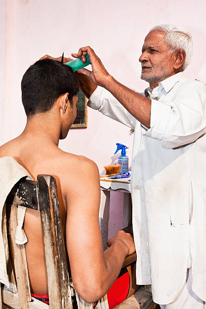 barber al lavoro nelle strade di delhi, india - consumerism indian ethnicity india delhi foto e immagini stock