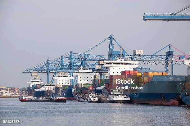 Los Buques De Carga En El Puerto De Rotterdam Foto de stock y más banco de imágenes de Agua - Agua, Aire libre, Amarrado