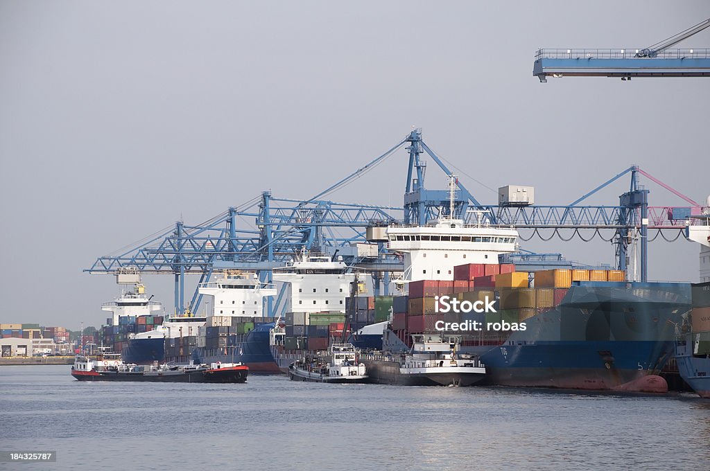 Navi da carico nel porto di Rotterdam - Foto stock royalty-free di Acqua