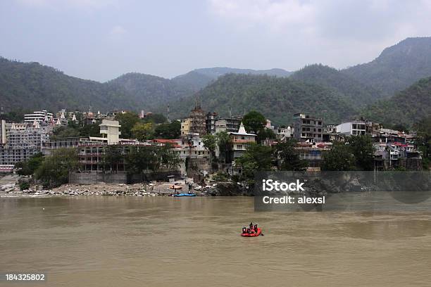 Photo libre de droit de Rafting Sur Le Fleuve Gange banque d'images et plus d'images libres de droit de Asie - Asie, Canot pneumatique, Colline