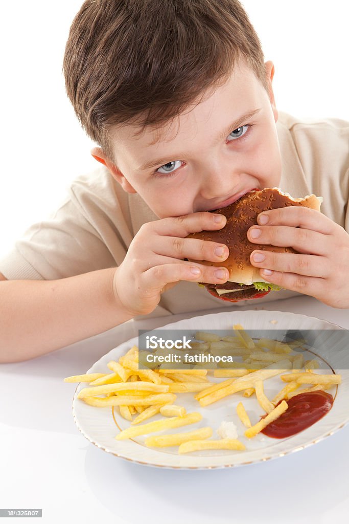 Hamburger i mały chłopiec - Zbiór zdjęć royalty-free (Burger)