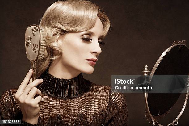 복고풍 여자 빗질 그녀의 머리 헤어브러시 1920-1929 년에 대한 스톡 사진 및 기타 이미지 - 1920-1929 년, 고풍스런, 머리 모양
