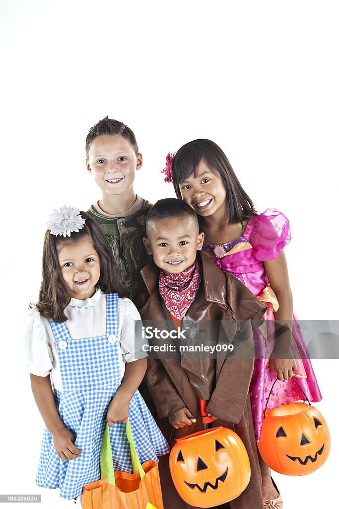 Niños en halloween el vestuario de pie y sonriendo juntos - Foto de stock de Alegre libre de derechos