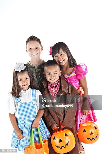 Niños En Halloween El Vestuario De Pie Y Sonriendo Juntos Foto de stock y más banco de imágenes de Alegre