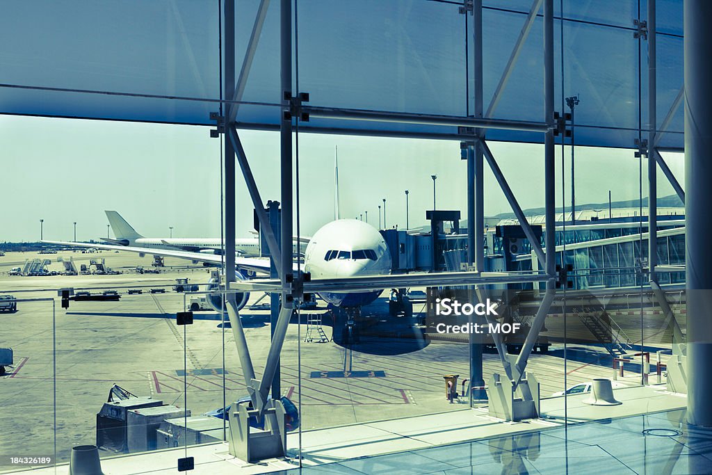 교차 가공육 현대적이다 공항 vista - 로열티 프리 0명 스톡 사진