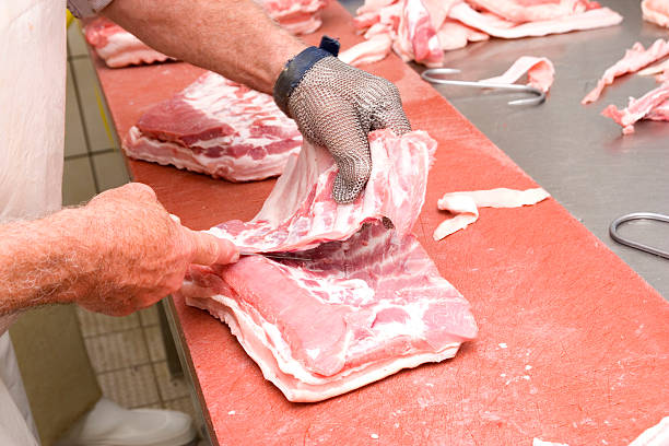 spareribs y cerdo bellies - butcher butchers shop slaughterhouse hook fotografías e imágenes de stock