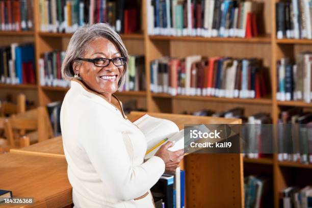 Bibliotecario O Libro En La Biblioteca Foto de stock y más banco de imágenes de Africano-americano - Africano-americano, Afrodescendiente, Bibliotecario