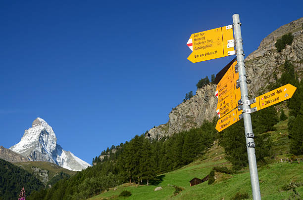caminhadas trail sinal de zermatt - direction arrow sign road sign escape - fotografias e filmes do acervo