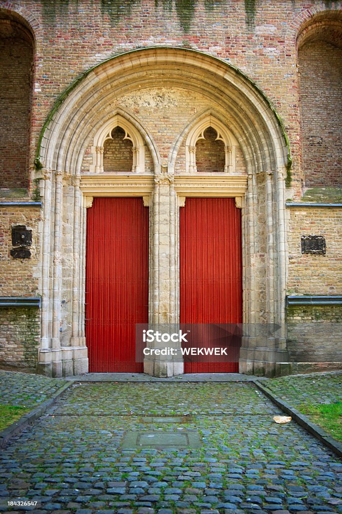 Église de porte et rue pavée, Bruges, Belgique - Photo de Belgique libre de droits